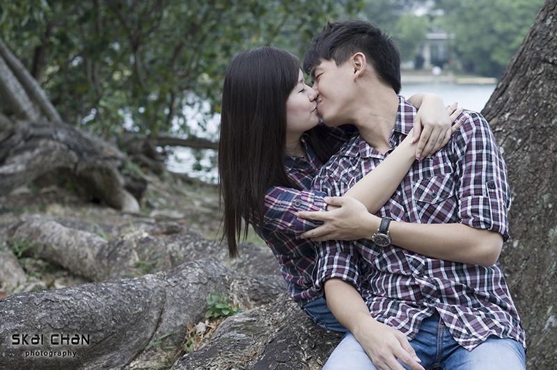 Creative and cute outdoor couple photoshoot session with Derrick and Ariel at Jurong Lake Gardens