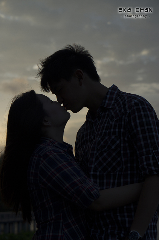 Creative and cute outdoor couple photoshoot session with Derrick and Ariel at Jurong Lake Gardens