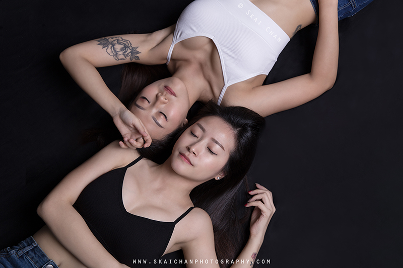 Edgy friends / sisters themed photoshoot session with Huiqing and Jasmine Tan at Tanjong Pagar (photography studio)