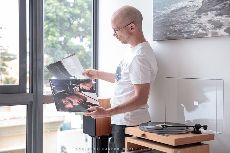 Lifestyle gramophone photoshoot session with Jerome Cheze at home