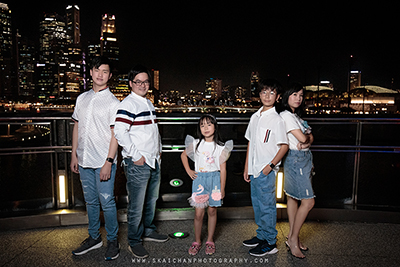 Outdoor Night Family Photoshoot - Family: Matt, Tika, Justin, Jevon & Joleen @ Helix Bridge
