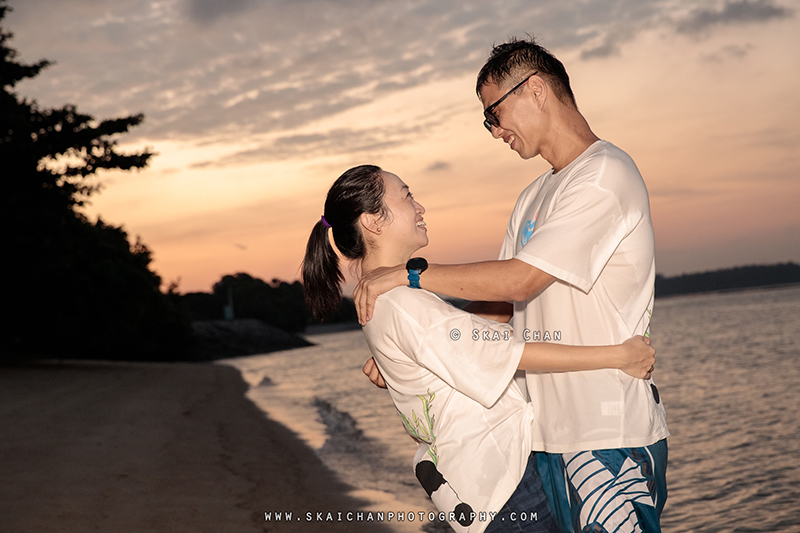 Sunset night beach couple photoshoot session with Raymond & Serena at Pasir Ris Park